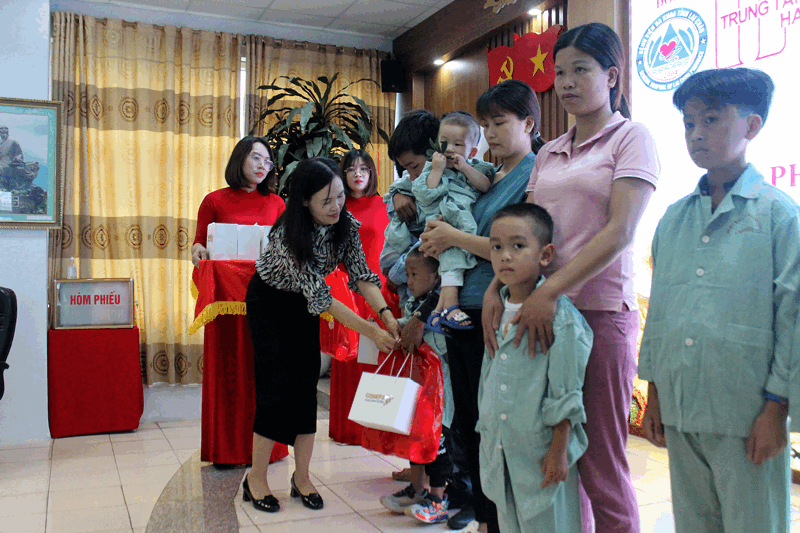 Đại diện lãnh đạo Sở Lao động - Thương binh và Xã hội trao quà cho trẻ khuyết tật.