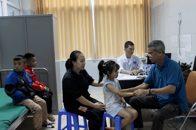Các Bác sỹ Trung ương, tỉnh khám sàng lọc cho trẻ khuyết tật. 