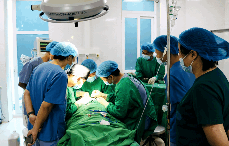 Bác sỹ tuyến Trung ương hỗ trợ cùng với bác sỹ Bệnh viện Đa khoa tỉnh phẫu thuật mắt cho trẻ em khuyết tật.