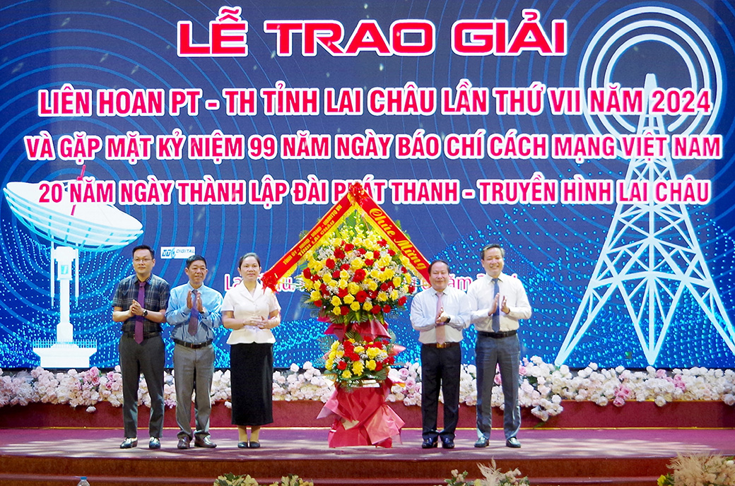 Các đồng chí lãnh đạo tỉnh, Ban Tuyên Giáo Tỉnh ủy tặng hoa chúc mừng Đài PT - TH tỉnh.