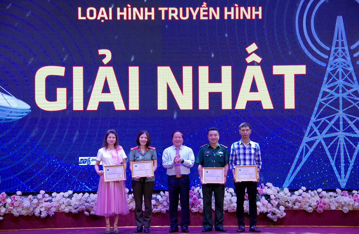 Đồng chí Tống Thanh Hải - Ủy viên Ban Thường vụ Tỉnh ủy, Phó Chủ tịch Thường trực UBND tỉnh trao giải nhất cho các tác giả, nhóm tác giả ở loại hình truyền hình. 