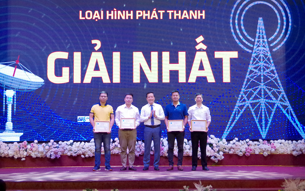 Đồng chí Lê Đức Dục - Ủy viên Ban Thường vụ, Trưởng Ban Tuyên giáo Tỉnh ủy trao giải nhất cho các tác giả, nhóm tá giả ở thể loại hình phát thanh.