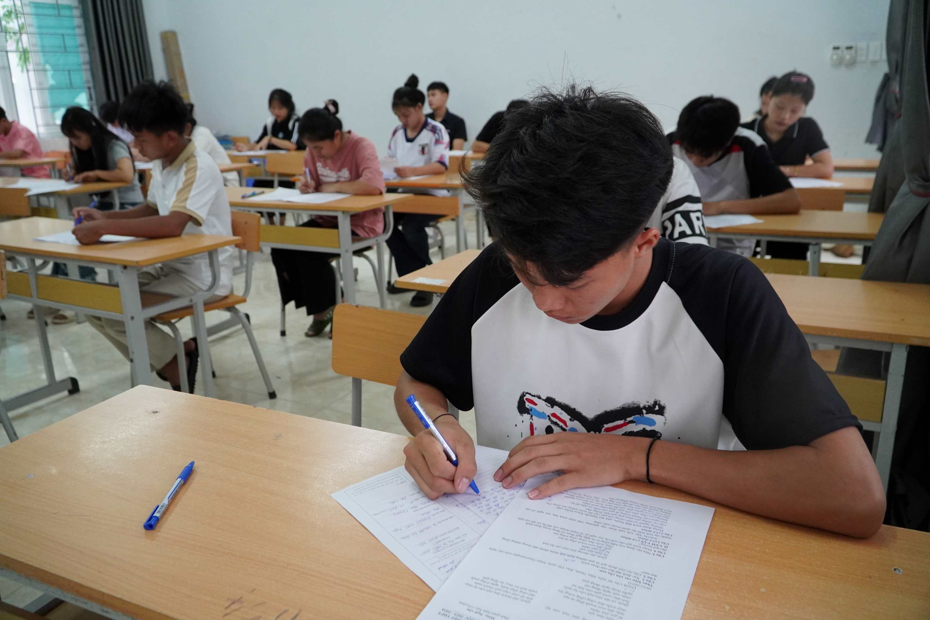 Không khí ôn thi nghiêm túc của các em học sinh Trường Phổ thông Dân tộc nội trú THPT huyện Nậm Nhùn.