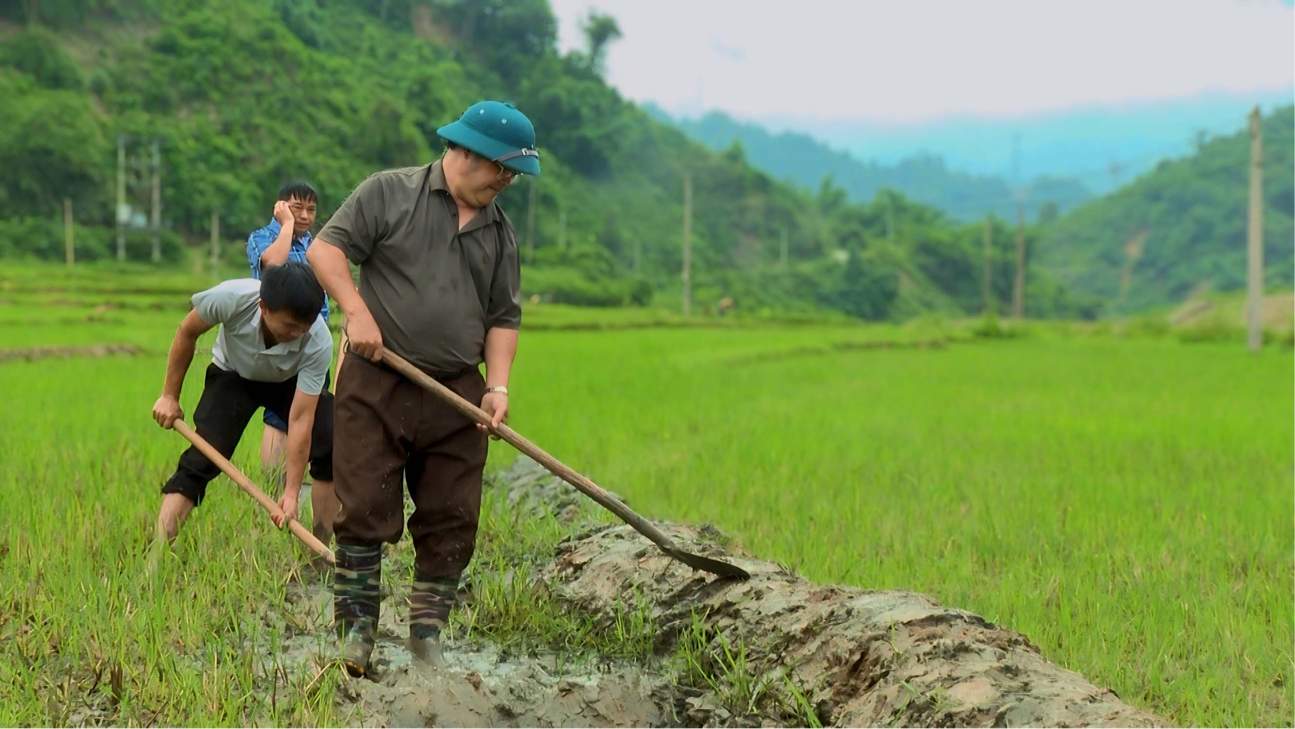 Đồng chí Mùa A Trừ - Tỉnh ủy viên, Bí thư Huyện ủy đã trực tiếp xuống đồng để tham gia đắp bờ, vây ruộng nuôi cá cùng bà con nhân bản Nậm Nhùn, thị trấn Nậm Nhùn