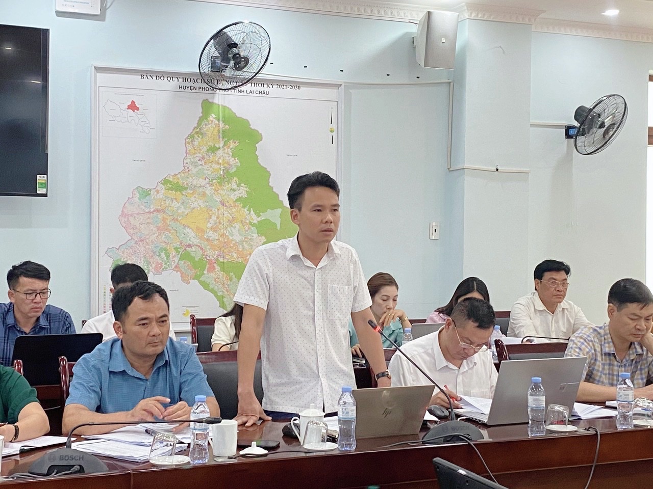Lãnh đạo Phòng Nông nghiệp và Phát triển nông thôn huyện Phong Thổ tham gia ý kiến tại hội nghị.