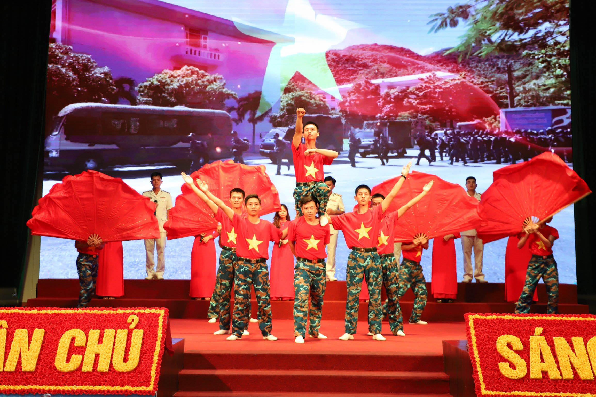 Tiết mục văn nghệ tại chương trình. 