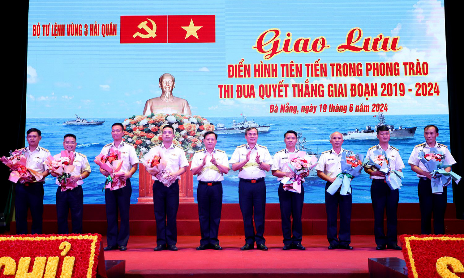 Thủ trưởng Bộ Tư lệnh Vùng tặng qua các gương điển hình tiên tiến