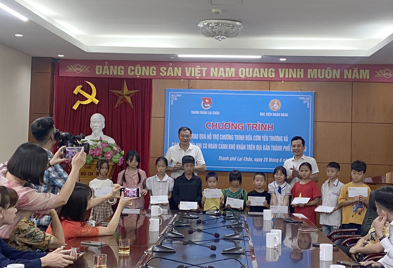 Đoàn công tác Học viện Ngân hàng trao quà cho 20 thiếu nhi có hoàn cảnh khó khăn trên địa bàn thành phố Lai Châu. 