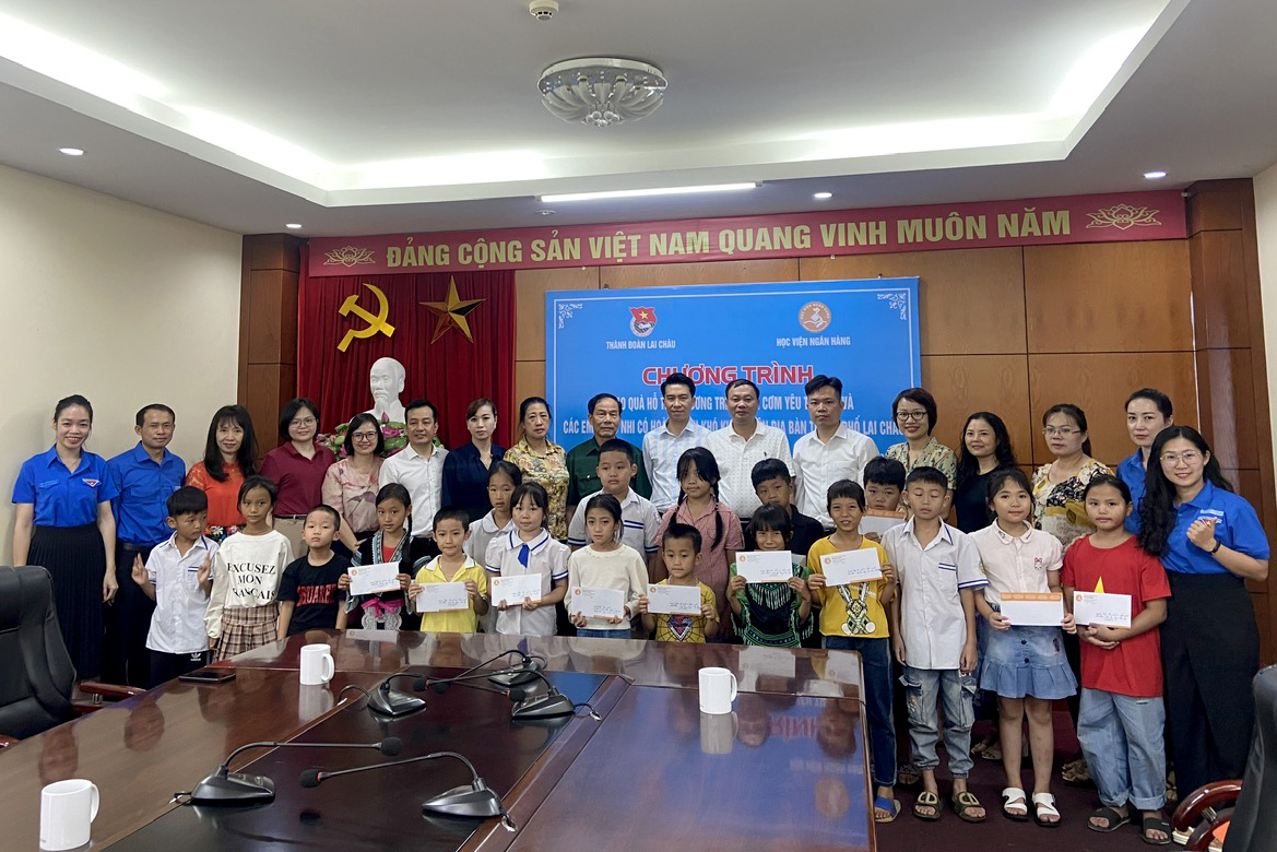 Đoàn công tác Học viện Ngân hàng chụp ảnh lưu niệm cùng các đại biểu, đoàn thanh niên, thiếu nhi.