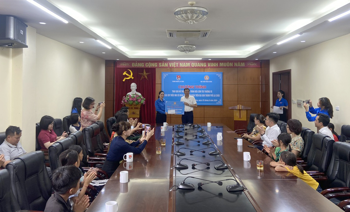 Tiến sĩ Nguyễn Thái Hà - Trưởng Khoa Luật, Học viện Ngân hàng trao quà hỗ trợ chương trình “Bữa cơm yêu thương” cho đại diện Đoàn trường THPT Quyết Thắng. 