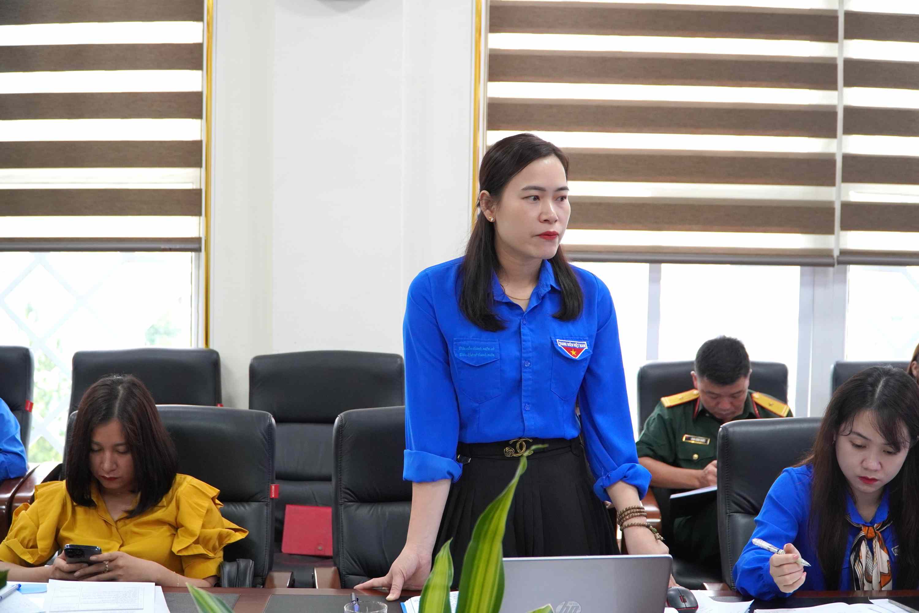 Lãnh đạo Huyện đoàn Mường Tè phát biểu thảo luận tại hội nghị.