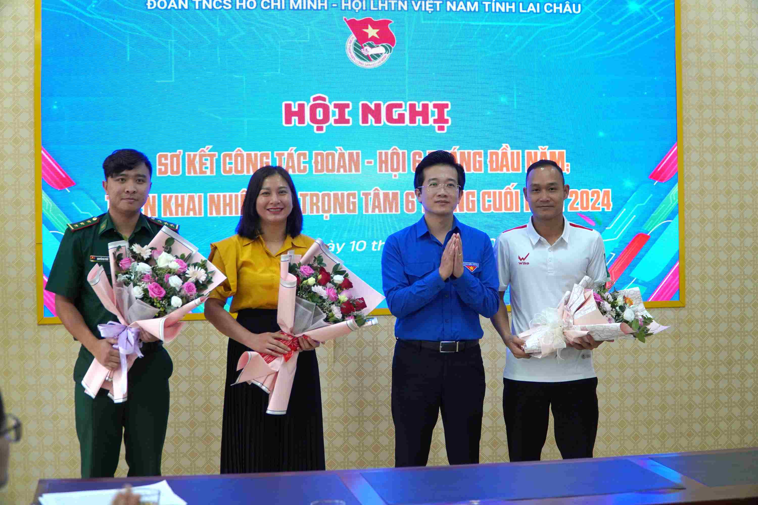 Đồng chí Nguyễn Tiến Thịnh tặng hoa chúc mừng các đồng chí được bầu bổ sung Uỷ viên Uỷ ban Hội Liên hiệp thanh niên Việt Nam tỉnh khóa IV.