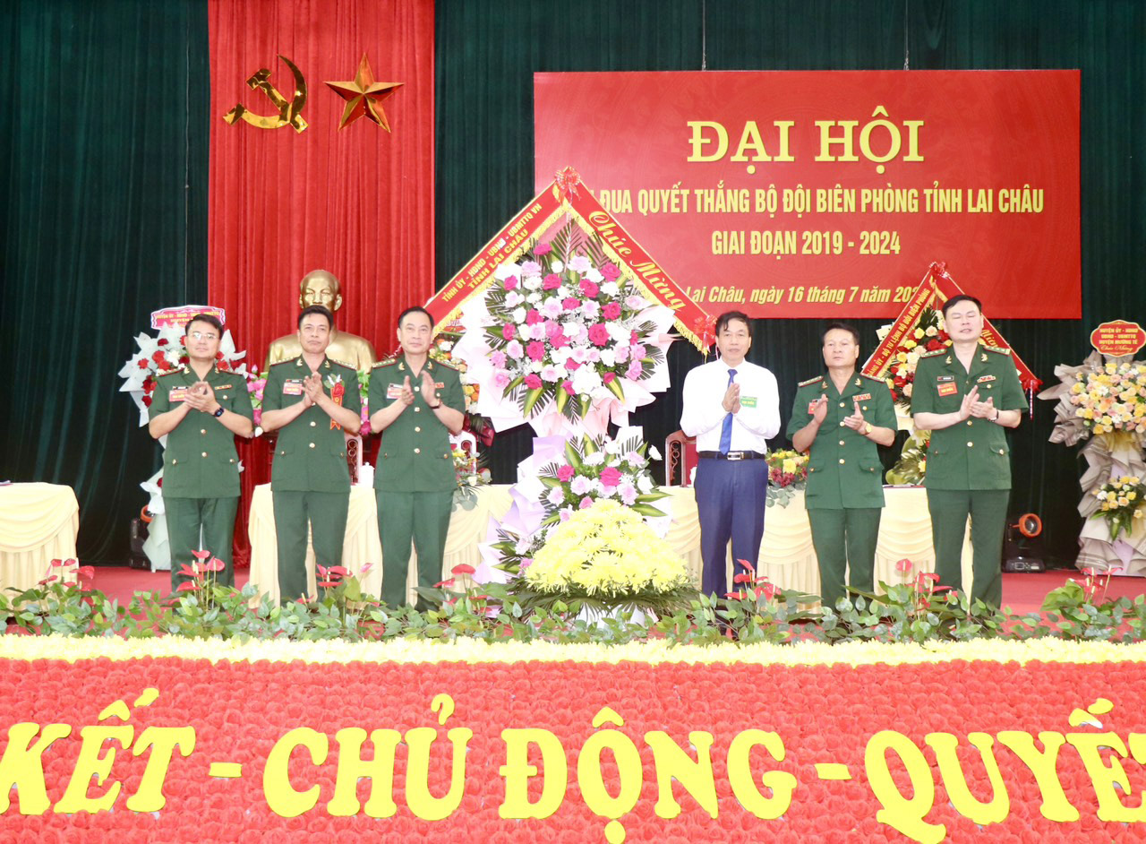 Đồng chí Lê Văn Lương – Phó Bí thư Tỉnh ủy, Chủ tịch UBND tỉnh tặng hoa chúc mừng Đại hội.
