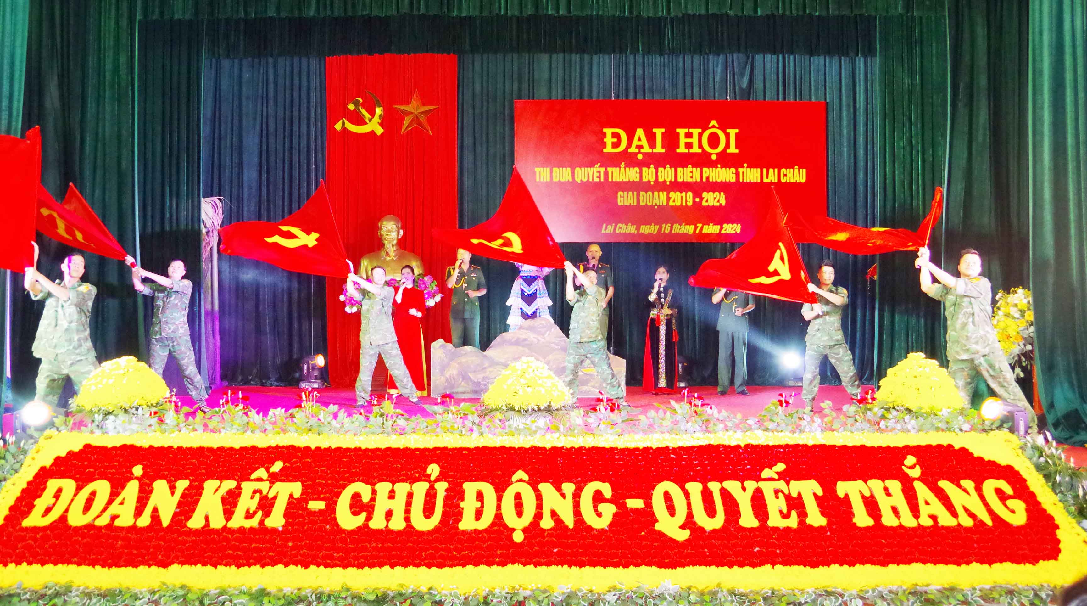 Văn nghệ chào mừng Đại hội.