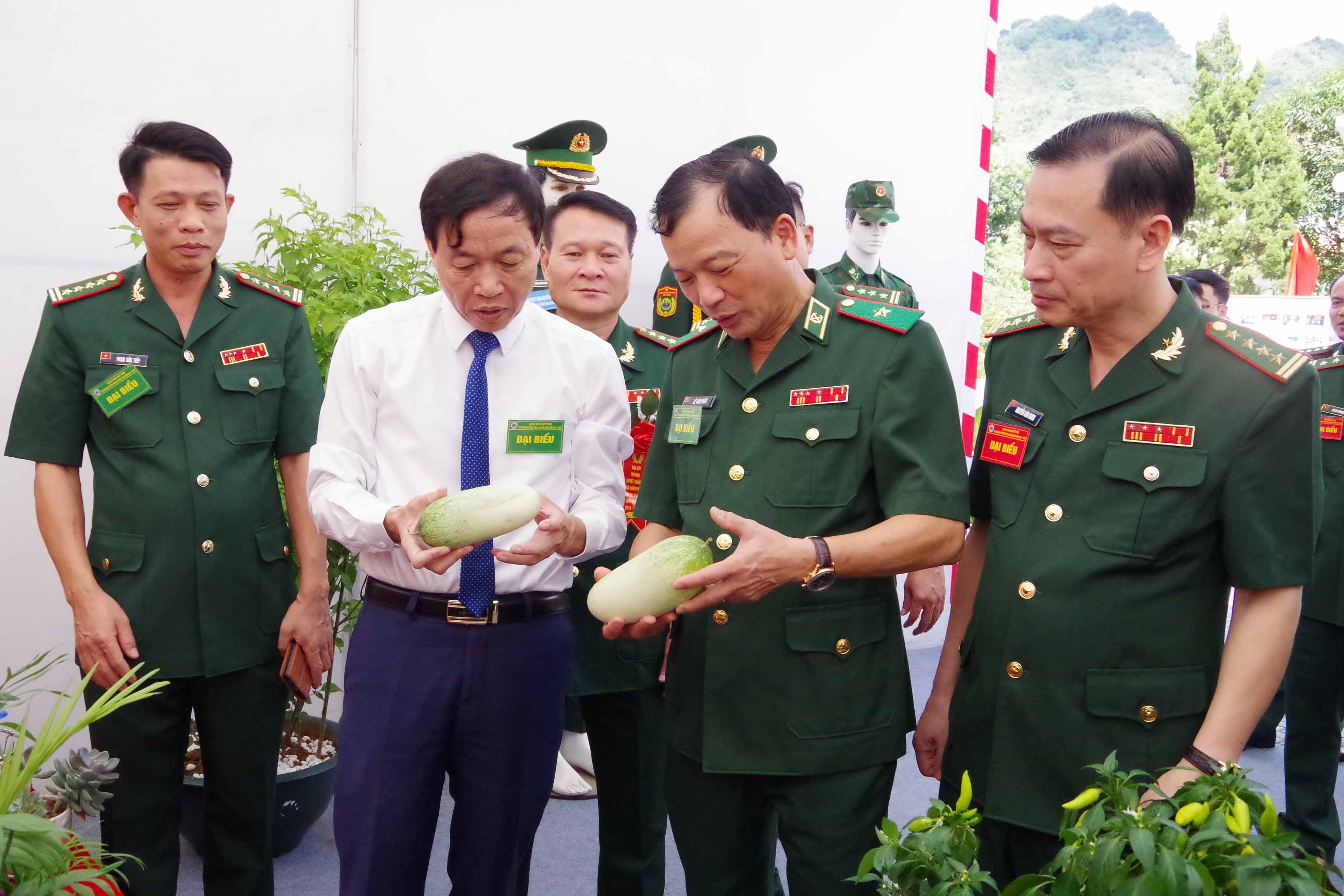  … tham quan các sản phẩm nông sản do lực lượng biên phòng tỉnh tăng gia.