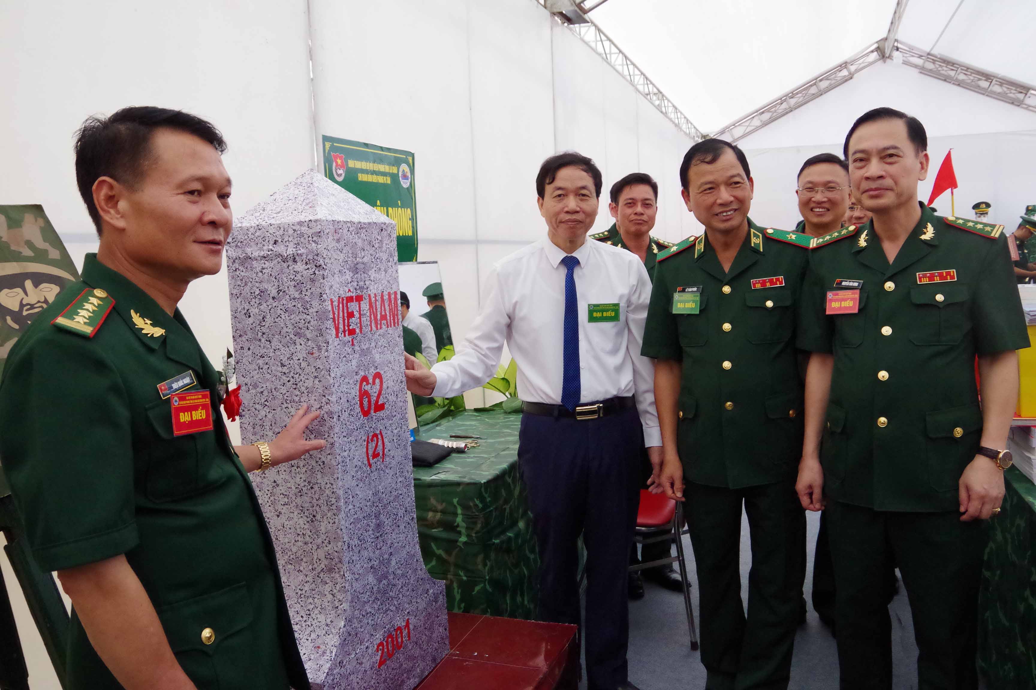  … tham quan mô hình cột mốc chủ quyền 62 (2).