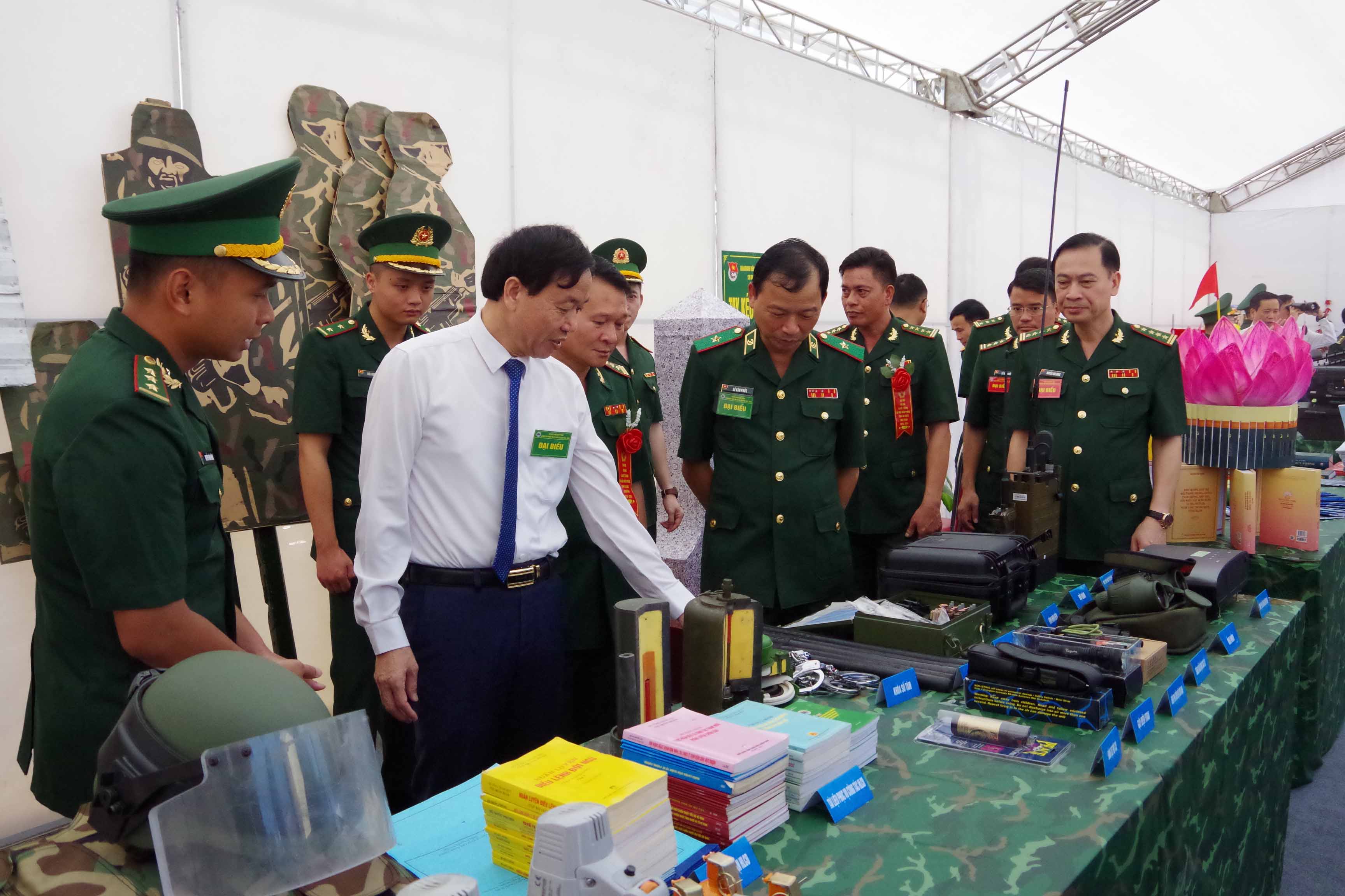  … tham quan gian trưng bày công cụ hỗ trợ phục vụ công tác đấu tranh phòng chống các loại tội phạm.