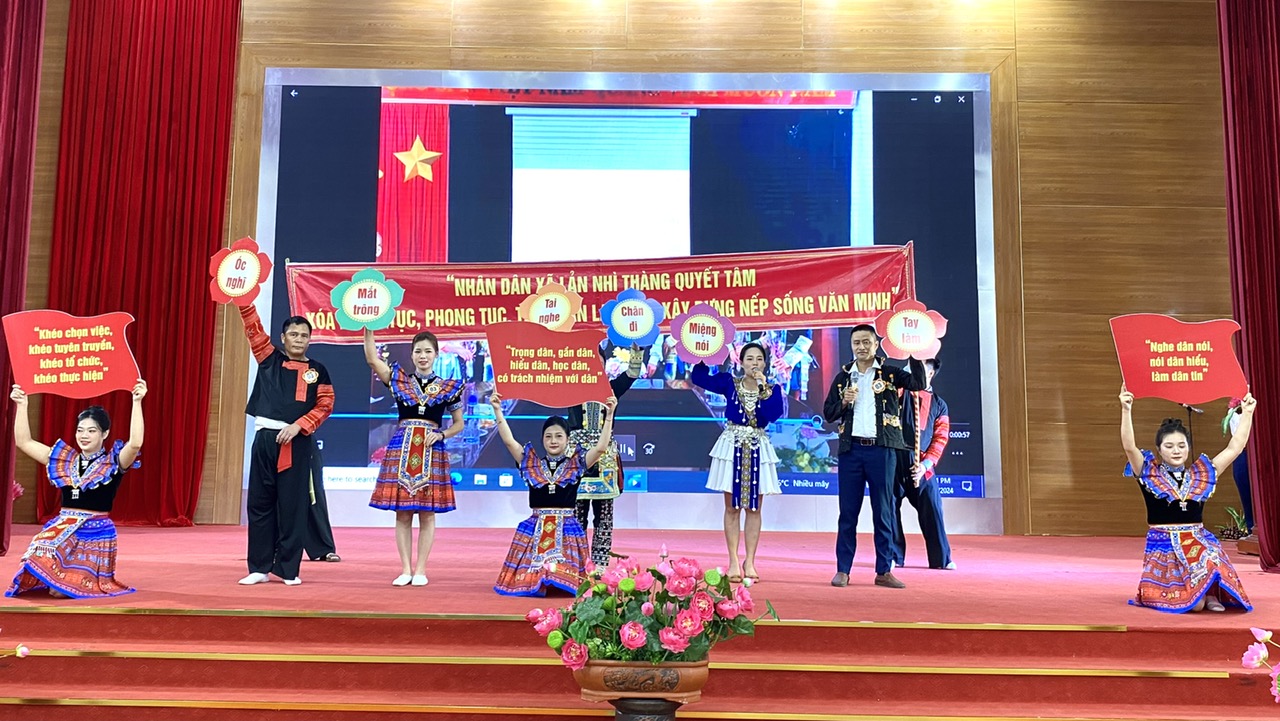 Phần thi chào hỏi của đội xã Lản Nhì Thàng.