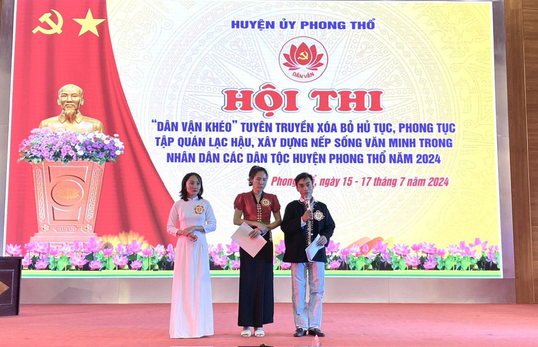 Phần thi kiến thức của đội xã Ma Li Pho. 