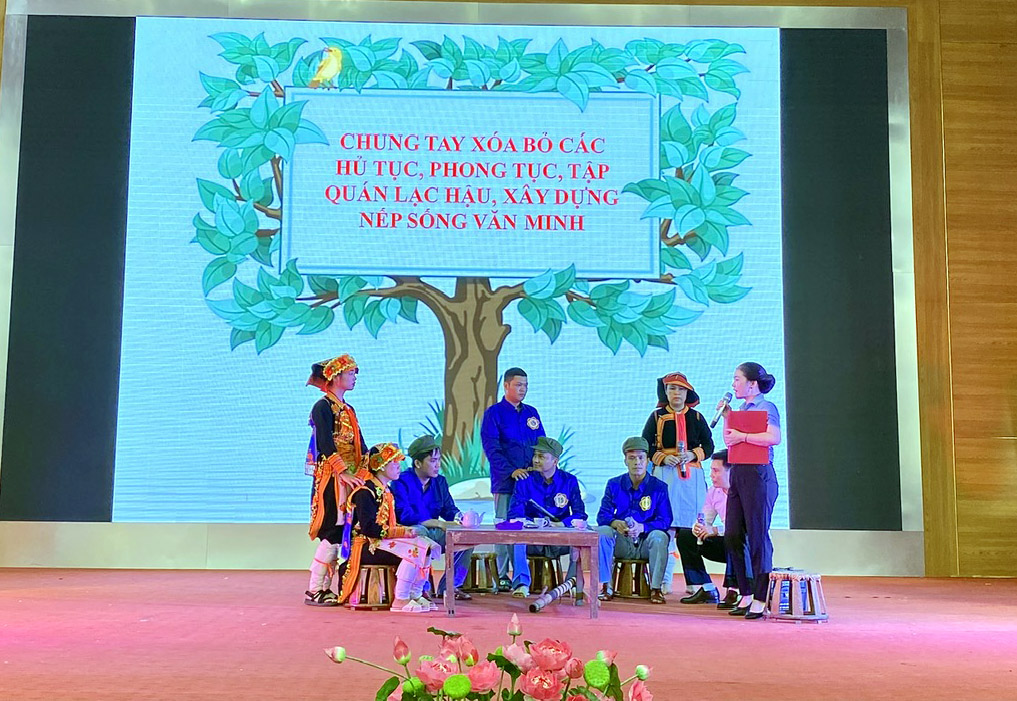 Phần thi tiểu phẩm của đội khối thi đua UBND huyện Phong Thổ.