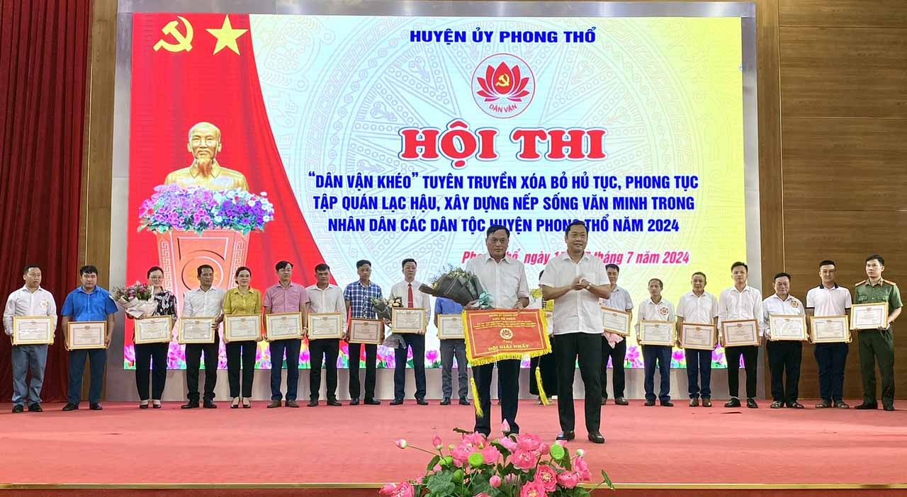 Đồng chí Đinh Quang Tuấn – Tỉnh ủy viên, Bí thư Huyện ủy Phong Thổ trao giải nhất cho đội Đảng bộ xã Sin Suối Hồ.