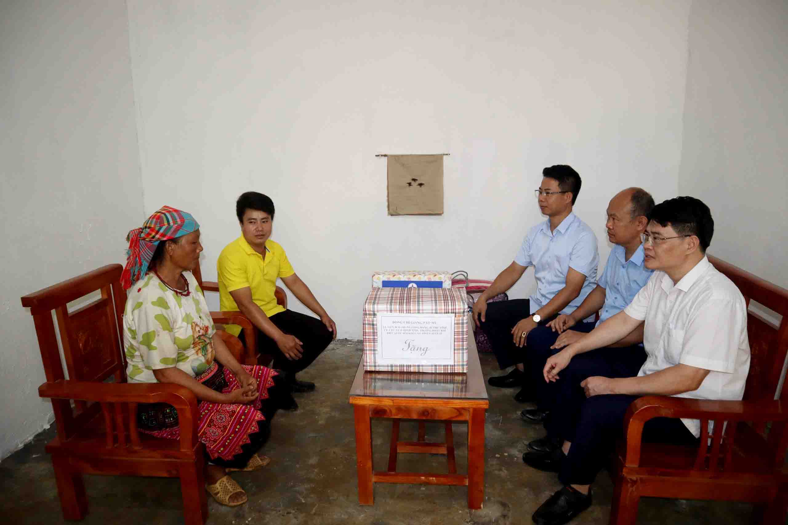 ... thăm hỏi, động viên, tặng quà gia đình bà Hảng Thị Ly ở bản Pan Khèo, xã Thèn Sin (huyện Tam Đường).