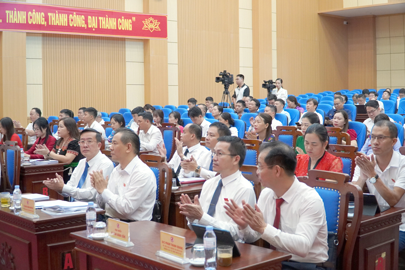 Các đại biểu về dự kỳ họp. 