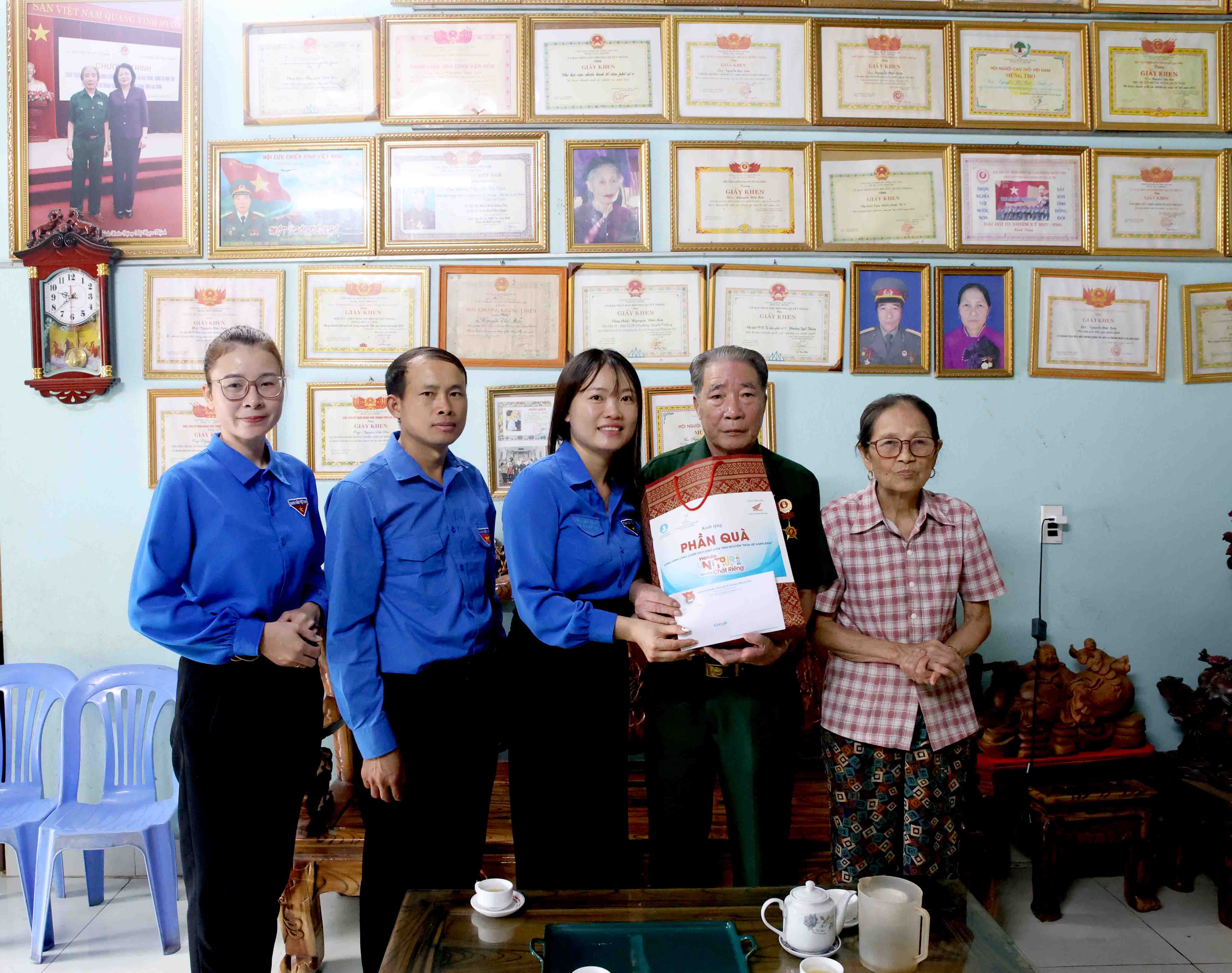 đồng chí Bế Thị Bằng - Phó Bí thư Tỉnh đoàn tặng quà của Trung ương Đoàn Thanh niên Cộng sản Hồ Chí Minh cho thương binh Nguyễn Đức Sơn ở phường Quyết Thắng (thành phố Lai Châu). 
