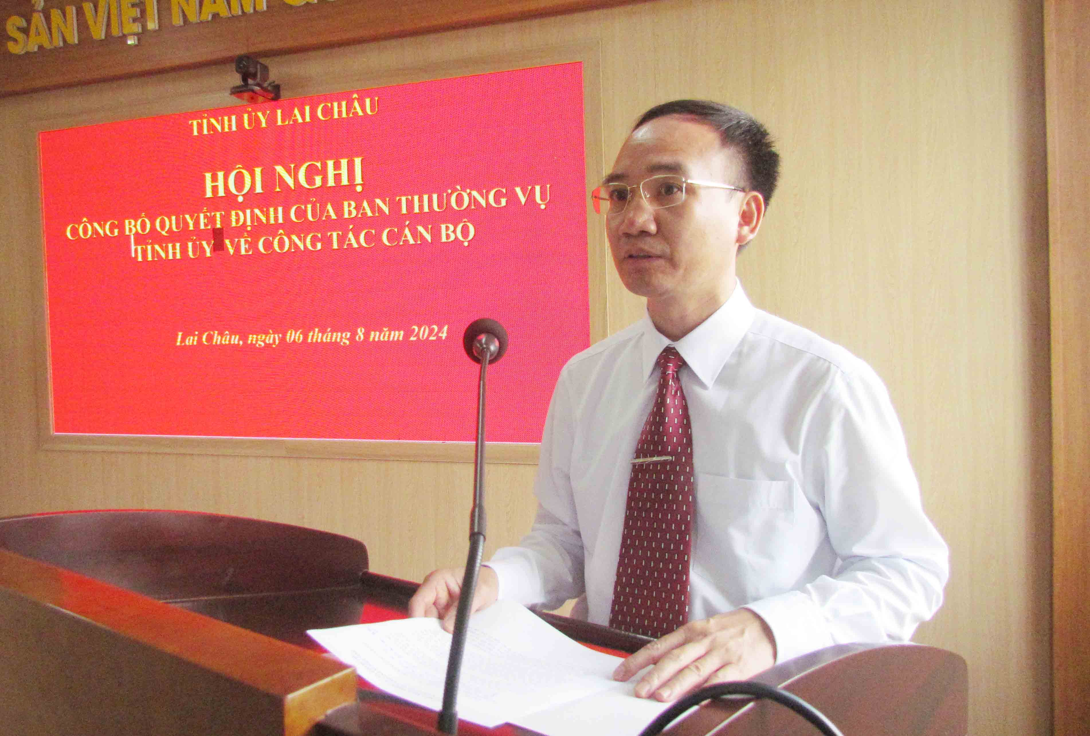 Đồng chí Nguyễn Văn Ban – Tân Phó Bí thư Đảng ủy Khối các Cơ quan và Doanh nghiệp tỉnh phát biểu nhận nhiệm vụ.