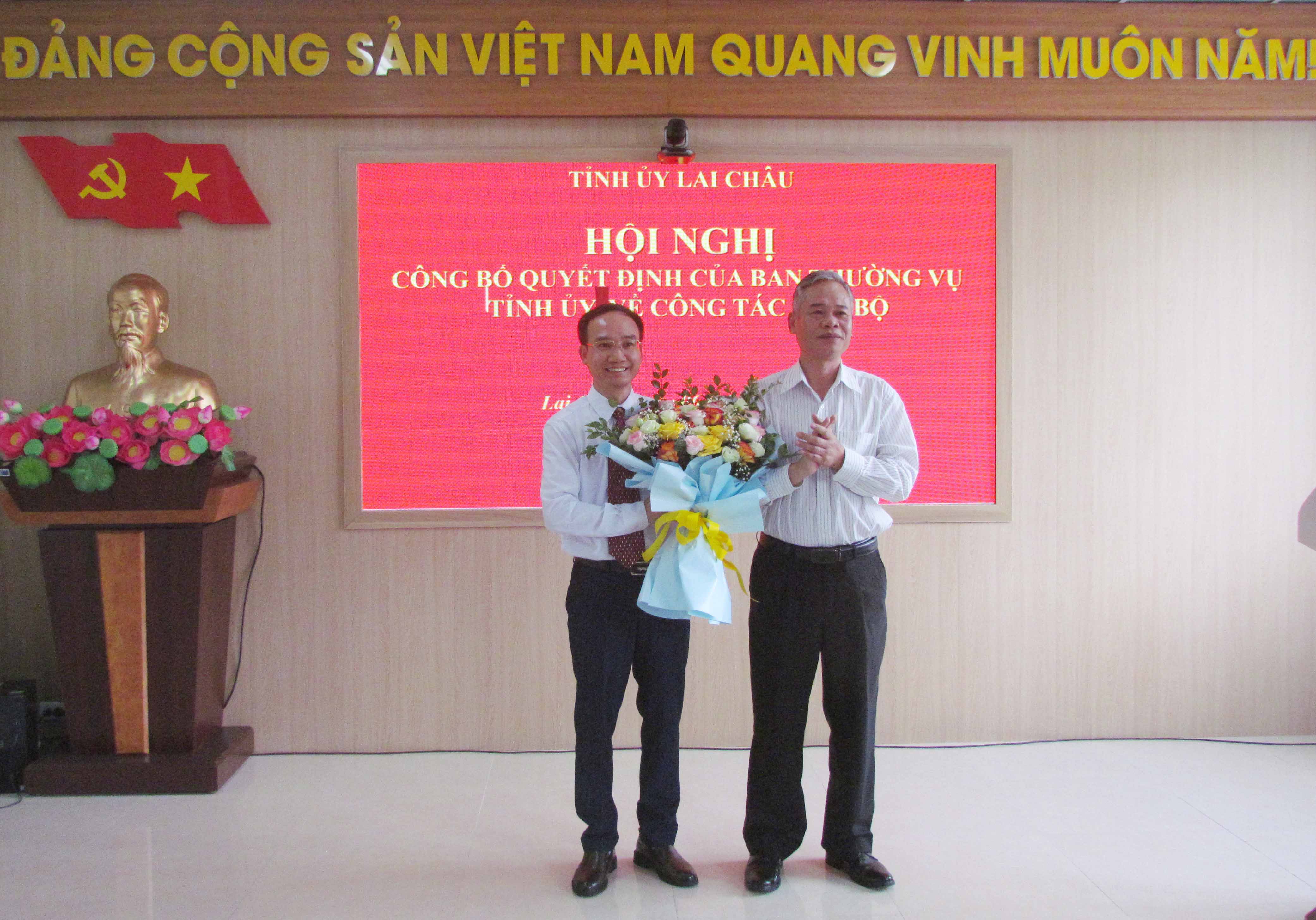 Đồng chí Vũ Văn Lương – Tỉnh ủy viên, Bí thư Đảng ủy Khối các Cơ quan và Doanh nghiệp tỉnh tặng hoa chúc mừng đồng chí Nguyễn Văn Ban.