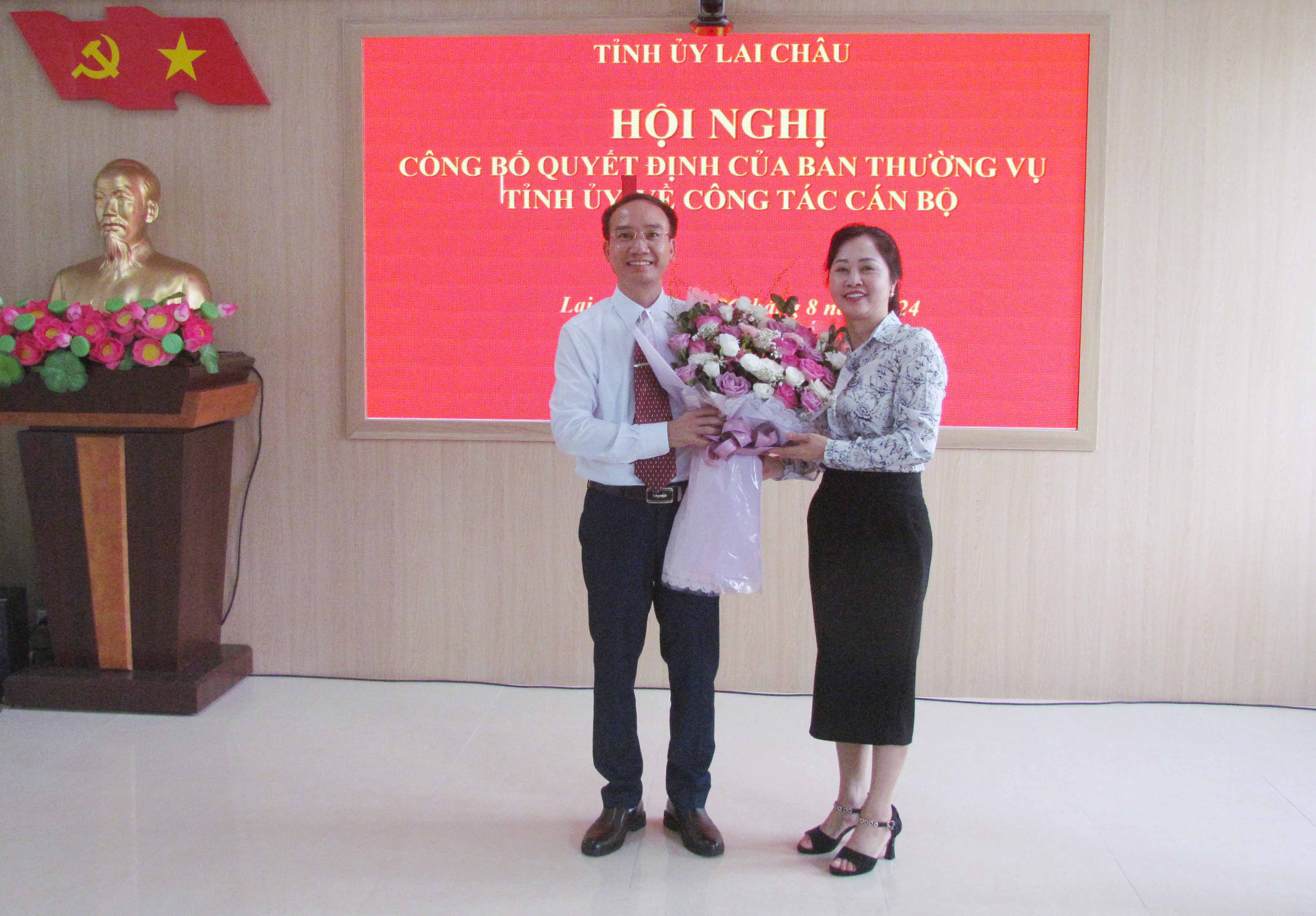 Lãnh đạo Sở Tư pháp tặng hoa chúc mừng đồng chí Nguyễn Văn Ban. 