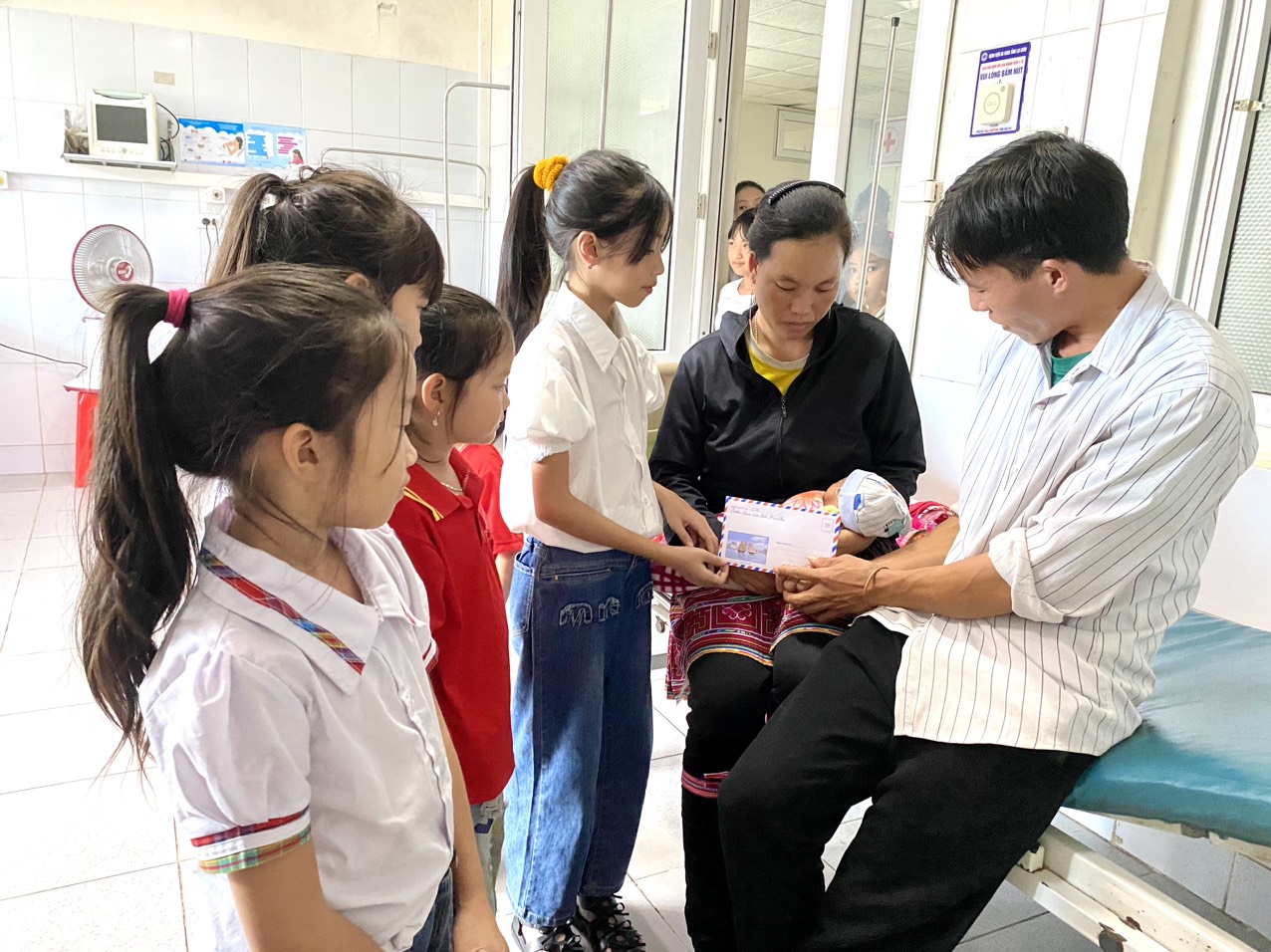 … tặng quà bệnh nhân nhi đang điều trị tại Bệnh viện Đa khoa tỉnh.
