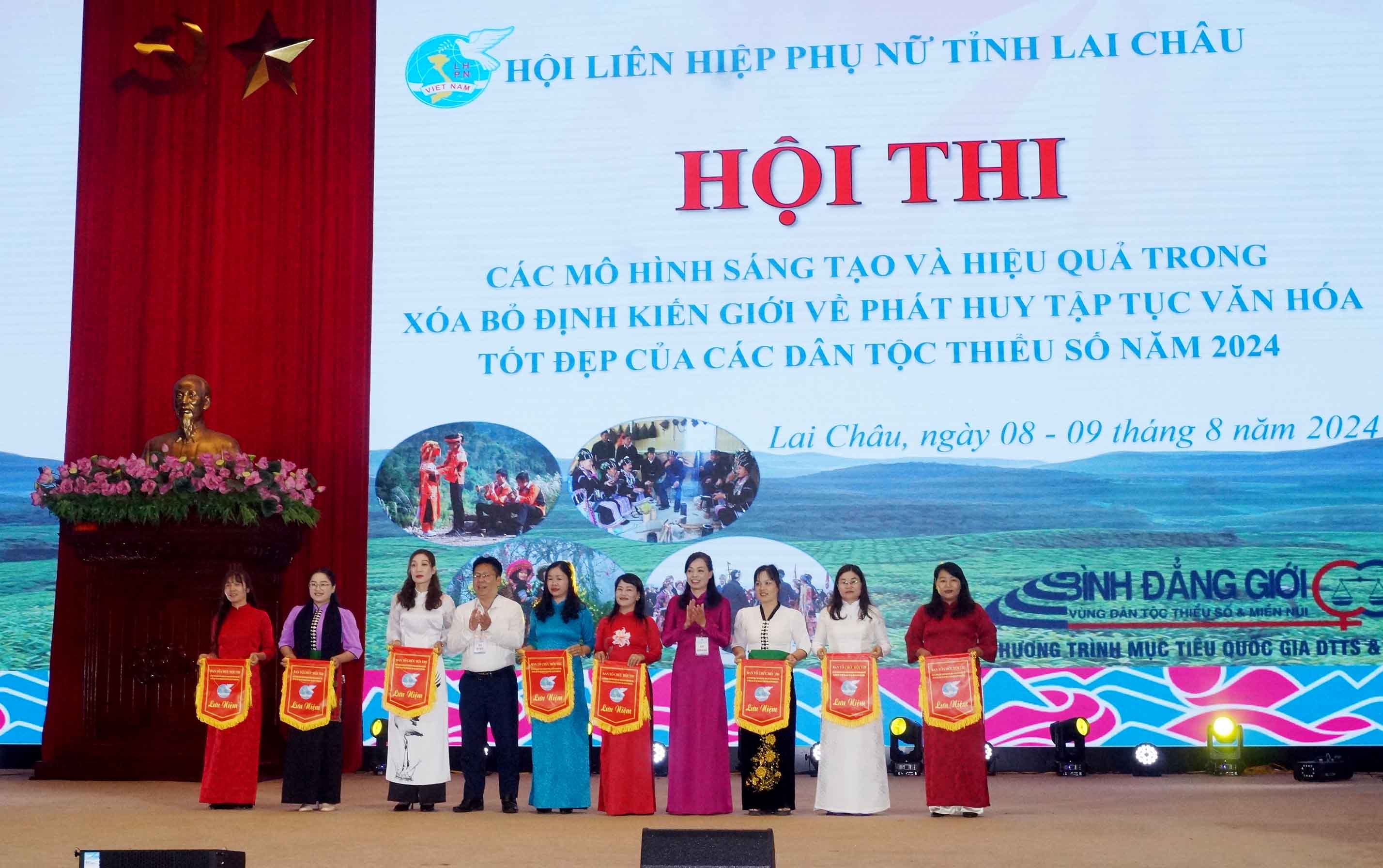 Ban Tổ chức trao cờ lưu niệm cho các đội thi