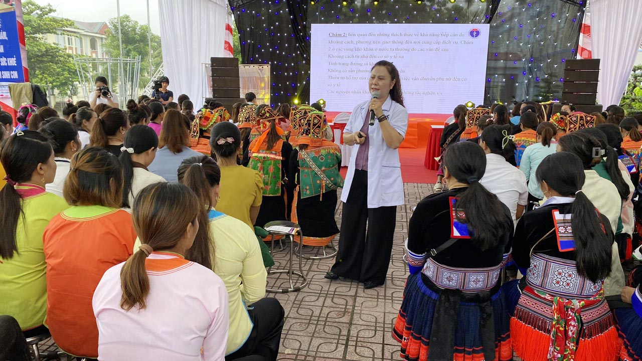 Cán bộ y tế Trung tâm kiểm soát bệnh tật tỉnh truyền thông về chăm sóc sức khỏe trong thời gian thai kỳ.