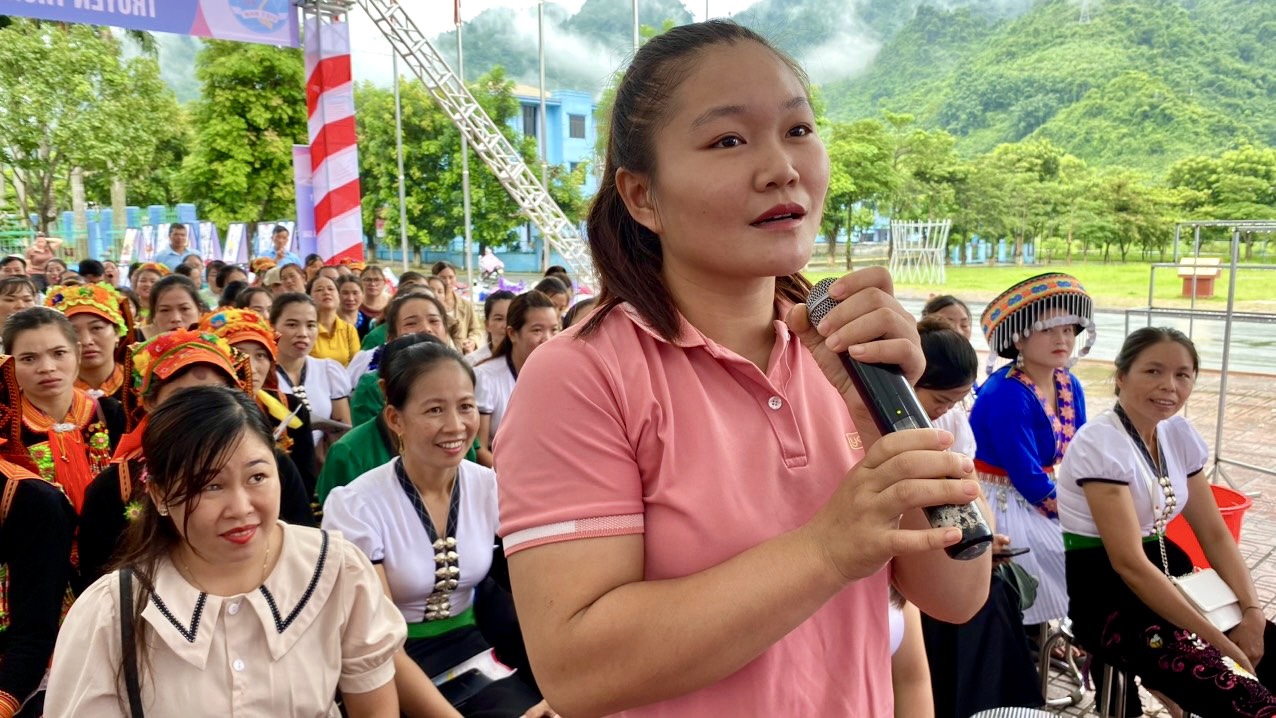 Hội viên phụ nữ tham gia trả lời các câu hỏi trả lời các câu hỏi liên quan đến chăm sóc sức khỏe trong thời gian thai kỳ. 