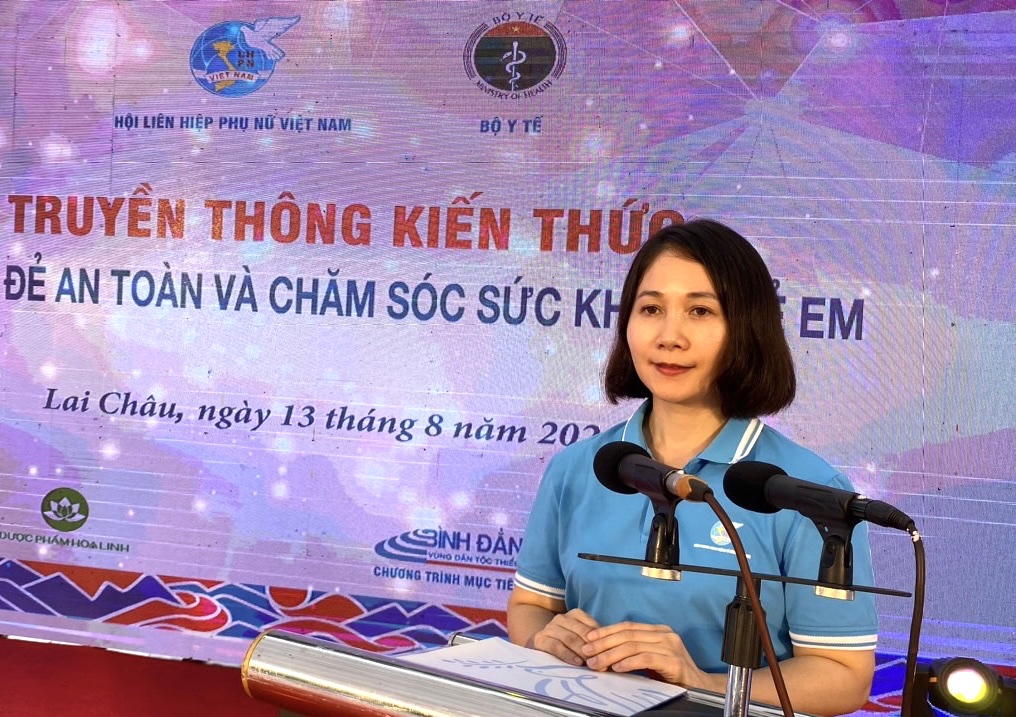 Đồng chí Hà Thị Oanh - Phó Trưởng Ban Dân tộc, Tôn giáo (Trung ương Hội Liên hiệp phụ nữ Việt Nam) phát biểu tại buổi truyền thông. 
