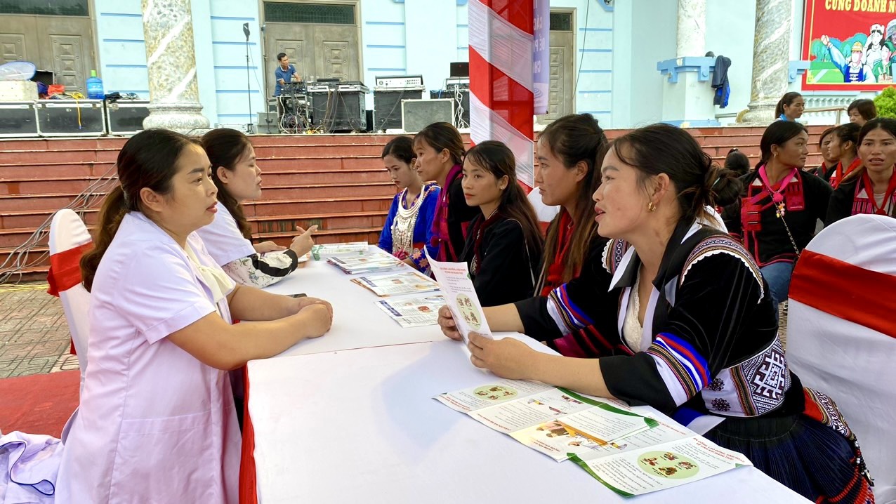 Cán bộ y tế tư vấn cho hội viên phụ nữ về chăm sóc sức khỏe trong thời gian thai kỳ, sinh con. 