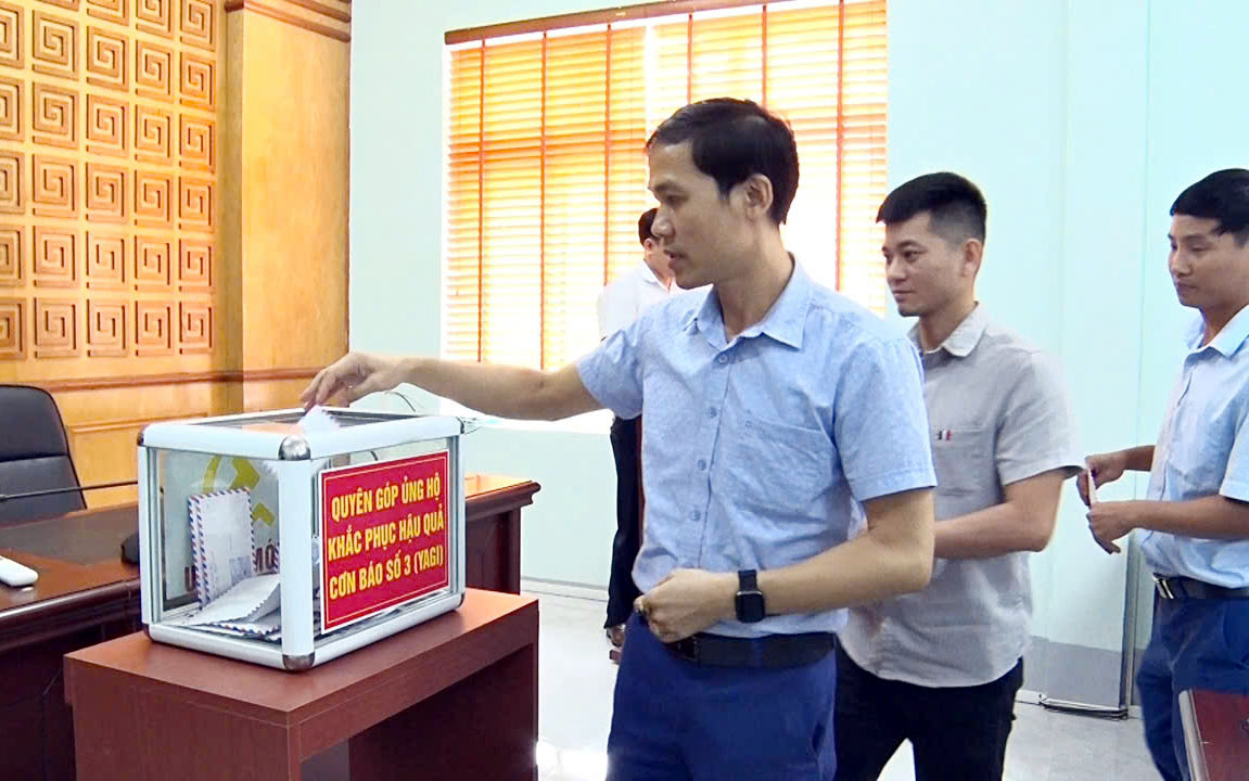 Cán bộ, công chức, viên chức, lực lượng vũ trang huyện Phong Thổ ủng hộ đồng bào các tỉnh miền Bắc bị thiệt hại do cơn bão số 3.