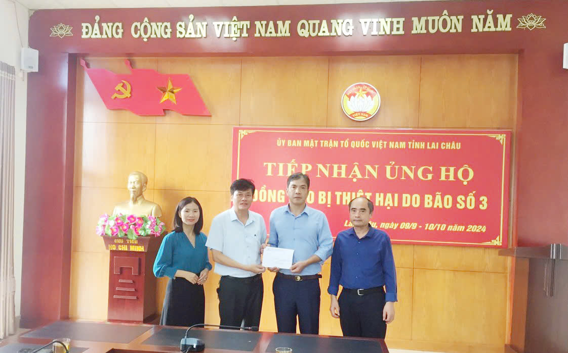 Cán bộ, công chức, viên chức, lực lượng vũ trang huyện Phong Thổ ủng hộ đồng bào các tỉnh miền Bắc bị thiệt hại do cơn bão số 3.