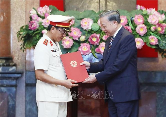 Tổng Bí thư, Chủ tịch nước Tô Lâm trao quyết định bổ nhiệm đồng chí Hồ Đức Anh giữ chức Phó Viện trưởng Viện Kiểm sát nhân dân tối cao. Ảnh: Lâm Khánh/TTXVN 