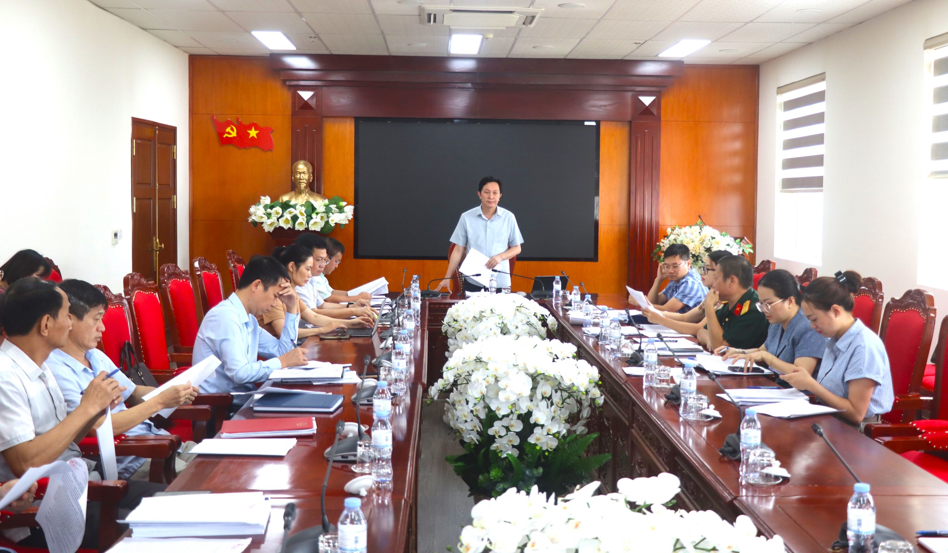 Quang cảnh cuộc họp thẩm tra.