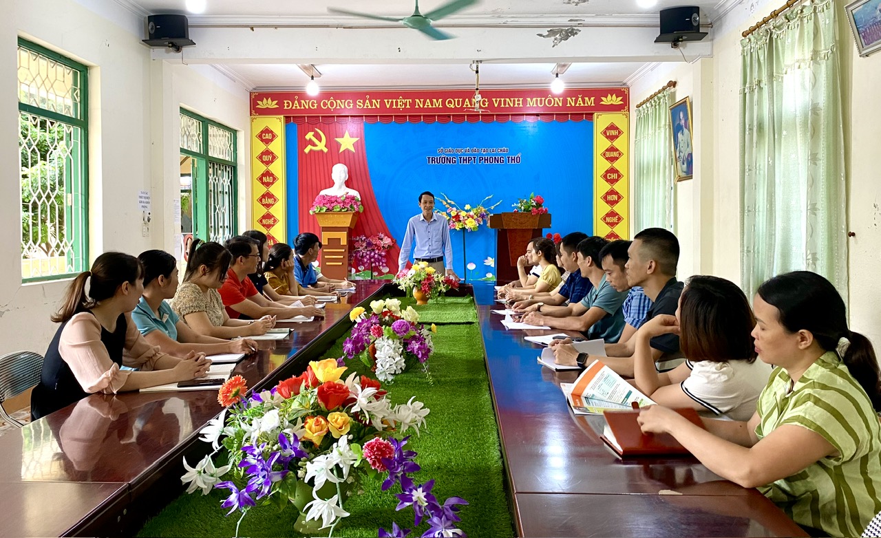 Thẳng thắn nhìn nhận và khắc phục những hạn chế, Chi bộ Trường THPT Phong Thổ từ xếp loại hoàn thành nhiệm vụ năm 2021 đã được xếp loại hoàn thành xuất sắc nhiệm vụ vào các năm 2022, 2023. 