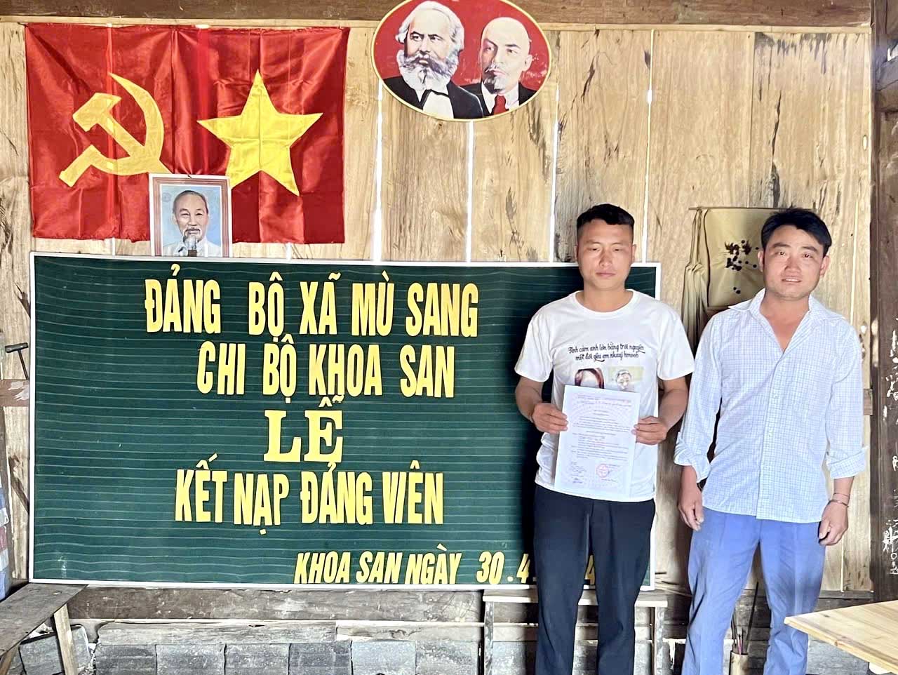 Được đứng trong hàng ngũ của Đảng là niềm vinh dự của mỗi đảng viên.