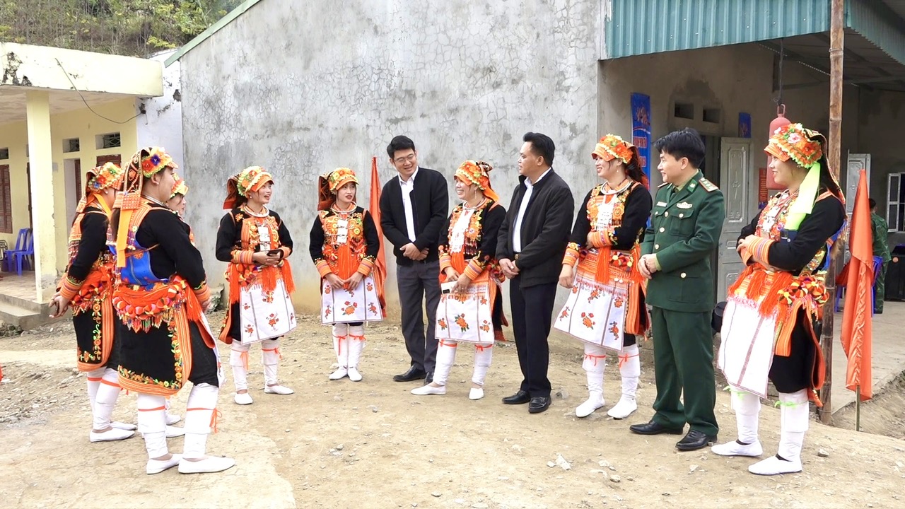 Cán bộ, đảng viên xã Ma Li Pho luôn gần gũi, nắm bắt kịp thời tâm tư, nguyện vọng của nhân dân.