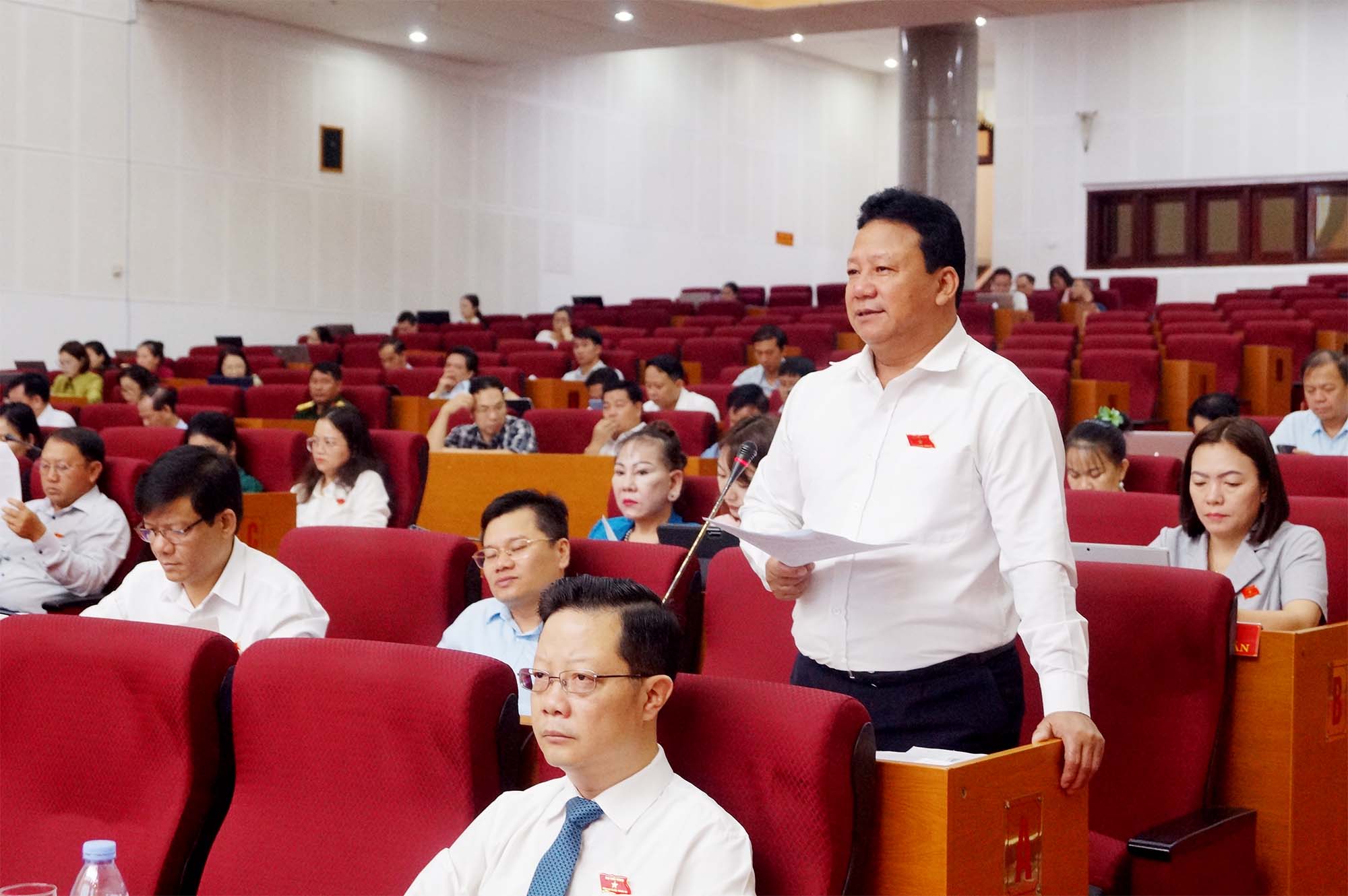 Đại biểu tham gia ý kiến tại hội trường