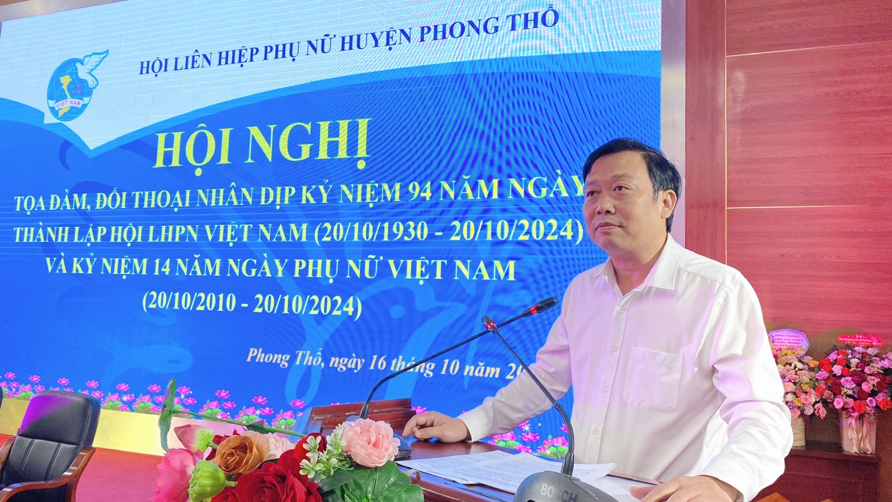 Đồng chí Đinh Quang Tuấn – Tỉnh ủy viên, Bí Thư Huyện ủy Phong Thổ phát biểu tại hội nghị.