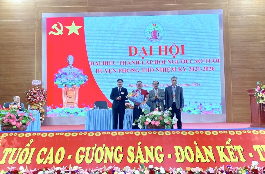 Đồng chí Vũ Thế Khiên - Phó Chủ tịch Hội NCT tỉnh tặng hoa chúc mừng Đại hội.