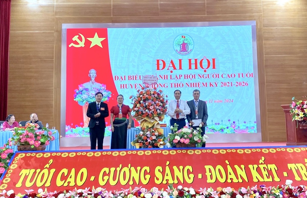 Thay mặt Huyện ủy, HĐND, UBND, Ủy ban Mặt trận tổ quốc Việt Nam huyện, đồng chí Nguyễn Văn Thanh - Phó Bí thư Thường trực Huyện ủy Phong Thổ tặng hoa chúc mừng Đại hội.