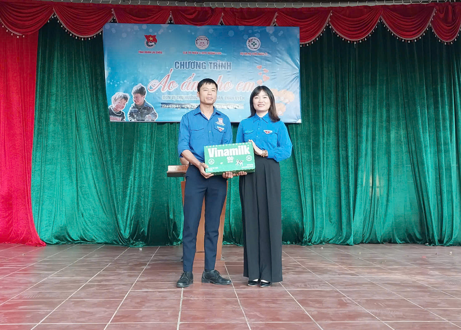 Đồng chí Bế Thị Bằng - Phó Bí thư Tỉnh đoàn trao tặng sữa cho Đoàn thanh niên xã Phúc Than.
