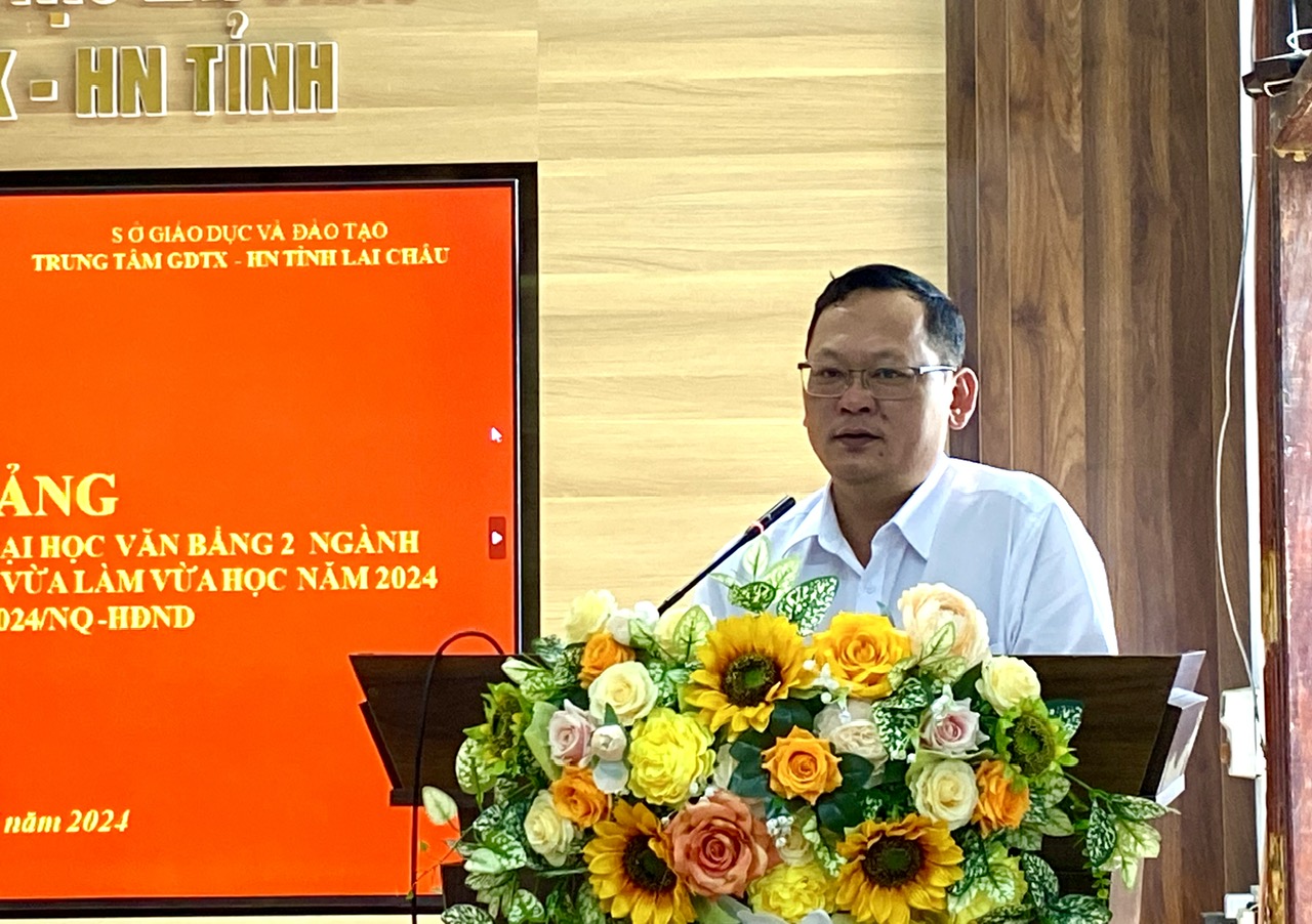 Đồng chí Vũ Tiến Hóa – Phó Giám đốc Sở Giáo dục và Đào tạo phát biểu tại Lễ Khai giảng. 